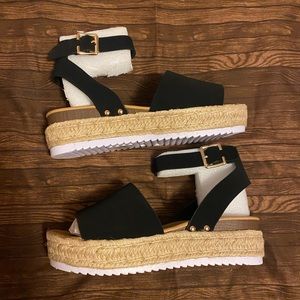 BRAND NEW Super comfy sandals!